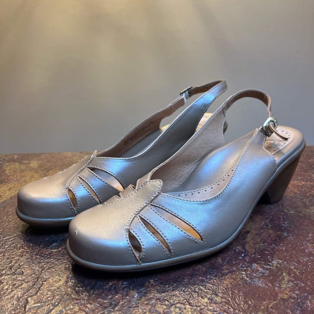 Size 39, Champagne/tan Dansko heels.